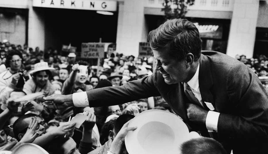 John F. Kennedy saluda a sus seguidores