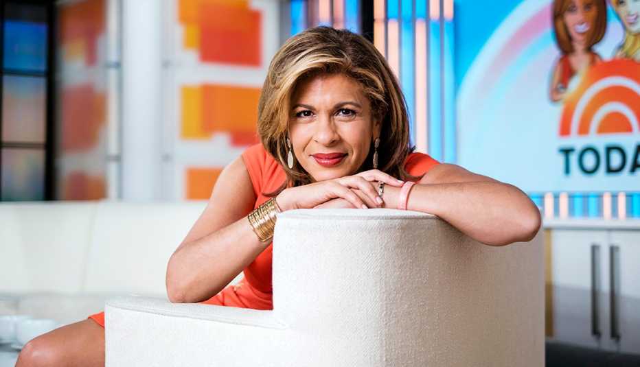 Hoda Kotb sentada en un silla