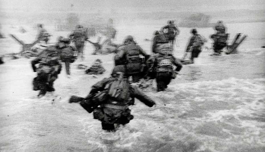 Tropas de Estados Unidos en la playa Omaha durante el desembarque del Día D Tropas de Estados Unidos en la playa Omaha durante el desembarque del Día D