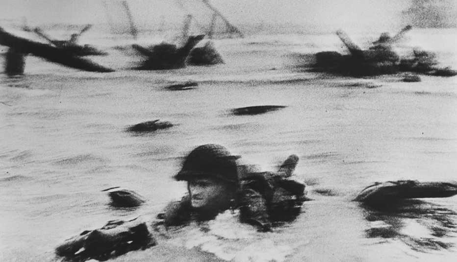 Un soldado estadounidense nada en las aguas de la playa de Omaha en el Día D. Un soldado estadounidense nada en las aguas de la playa de Omaha en el Día D.