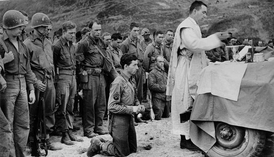 Un sacerdote católico celebra misa en la playa de Omaha. Un sacerdote católico celebra misa en la playa de Omaha.