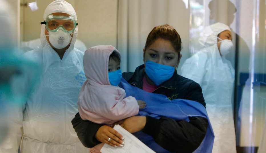 Mujer con su hijo en una clínica