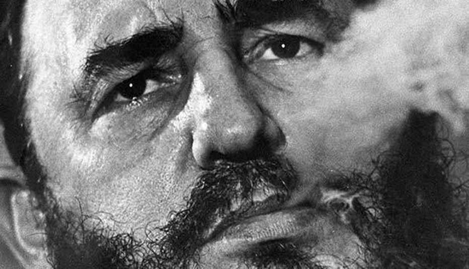 Fidel Castro exhalando humo