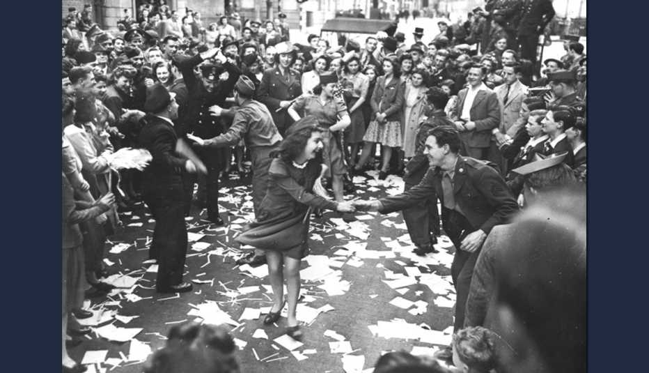 Gente bailando alegremente en la calle durante las celebraciones del V-E Day