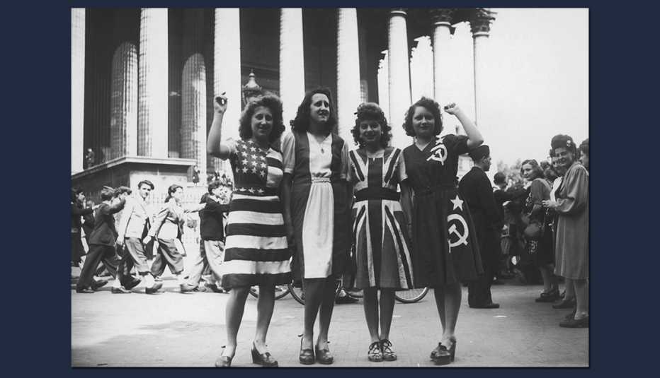 Cuatro mujeres posan con vestidos similares a las banderas de cuatro países aliados 
