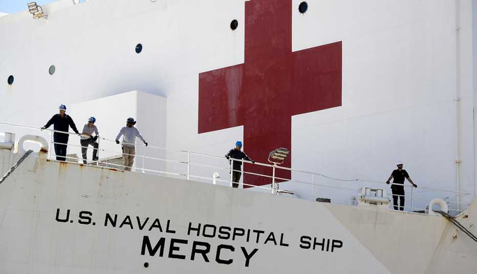 Cruz roja en un costado del buque hospital USNS Mercy