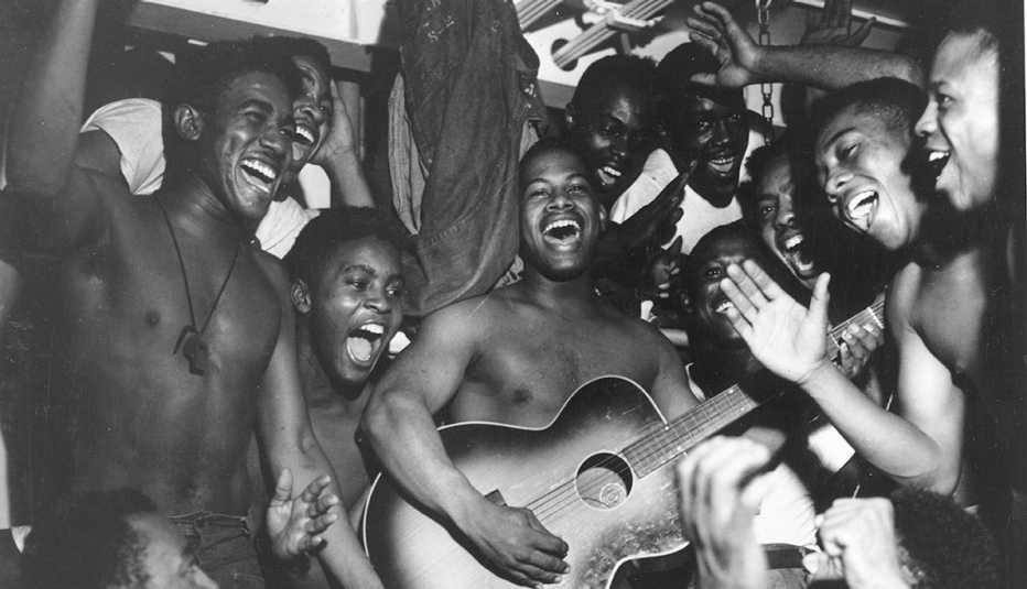 Soldados a bordo del u s s Ticonderoga celebran el día V J tocando música y cantando Soldados a bordo del u s s Ticonderoga celebran el día V J tocando música y cantando