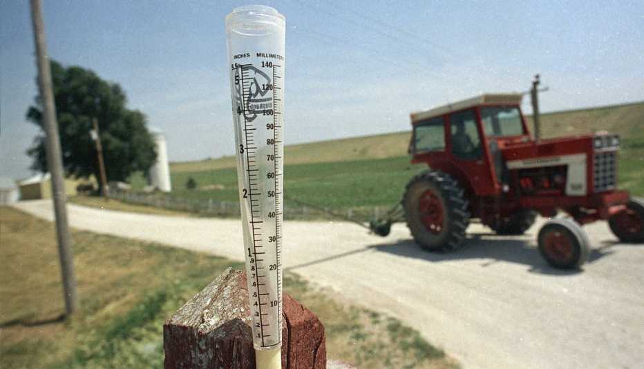 Un pluviómetro vacío sobresale de un puesto agrícola en Marne, Iowa.