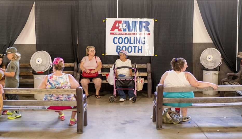 Grupo de personas refrescandose en un día caluroso