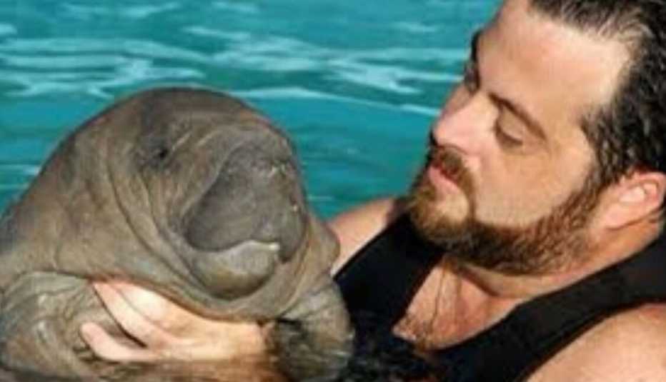 Antonio Mignucci cuida de un manatí en el agua