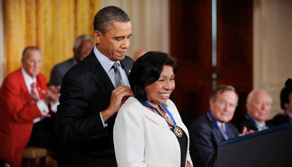 El presidente estadounidense, Barack Obama, condecora a Sylvia Méndez El presidente estadounidense, Barack Obama, condecora a Sylvia Méndez