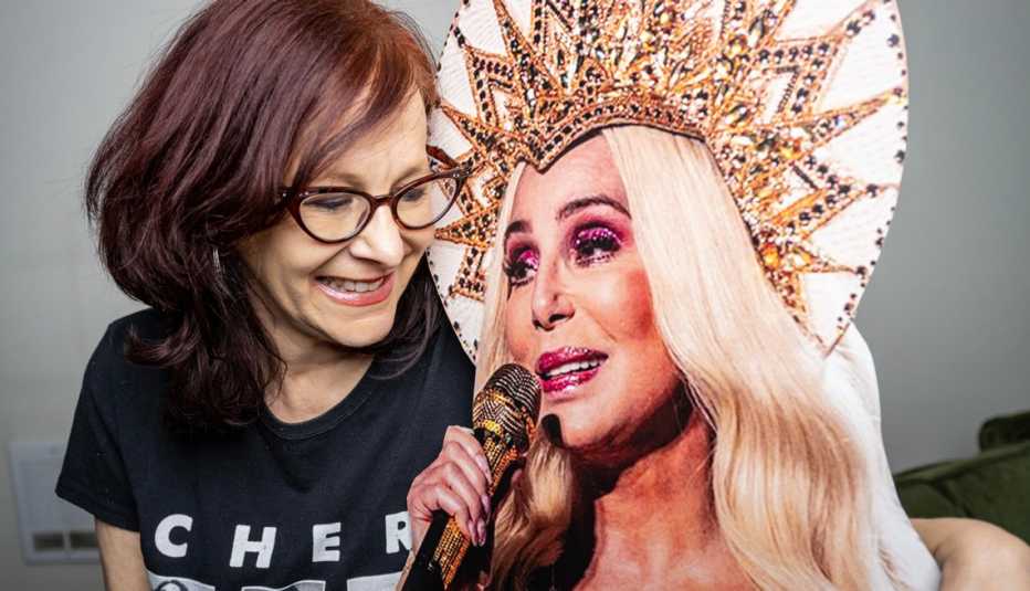 Phae Wolber y un cartel de Cher.
