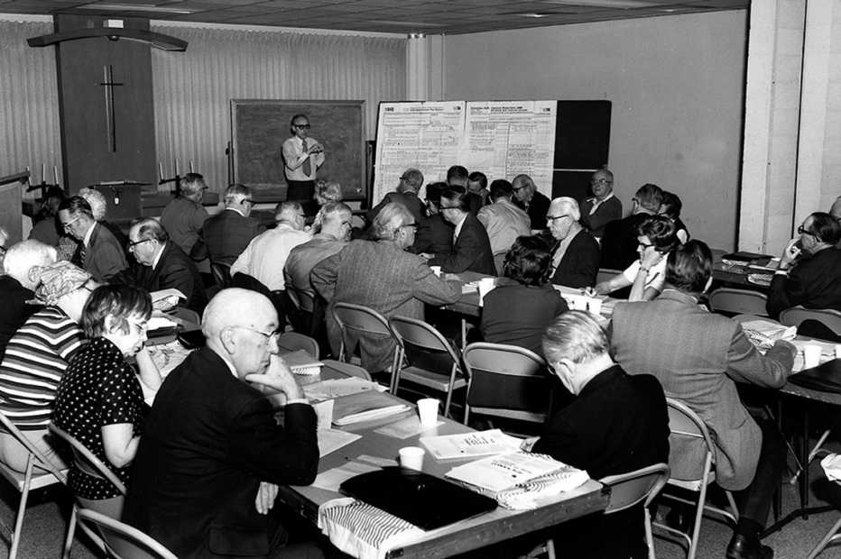 Clase de prestar servicios gratuitos de preparación y presentación de impuestos de AARP en 1968