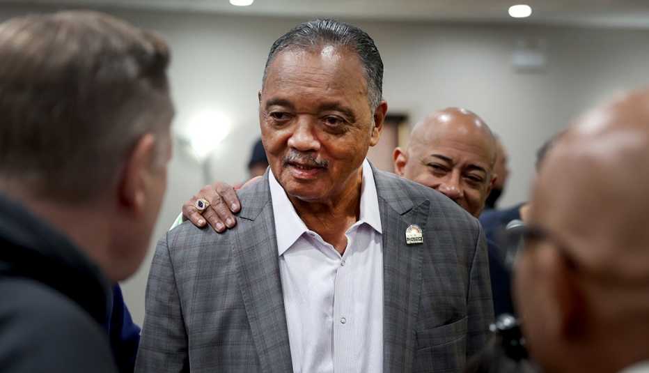 jesse jackson en una conferencia de prensa en Chicago en abril del dos mil veintidós