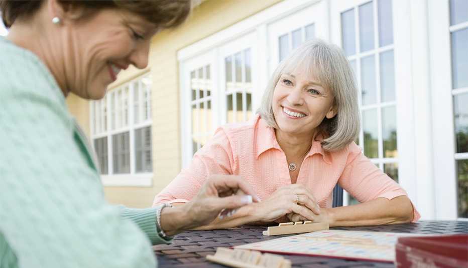 Dos mujeres juegan scrabble