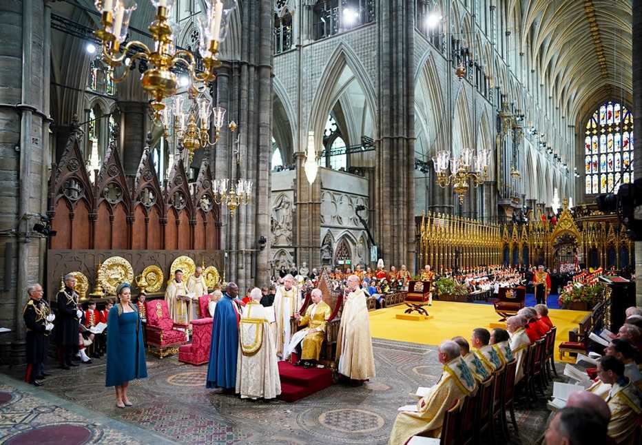 El rey Carlos III durante su ceremonia de coronación en la Abadía de Westminster