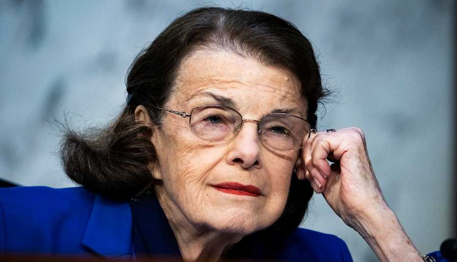 La senadora Dianne Feinstein escucha un testimonio durante una audiencia del Comité de Justicia del Senado . La senadora Dianne Feinstein escucha un testimonio durante una audiencia del Comité de Justicia del Senado .