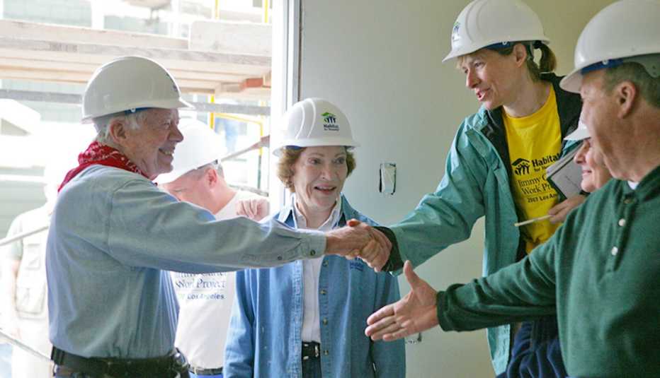 Holly Eaton le da la mano a Jimmy y Rosalynn Carter