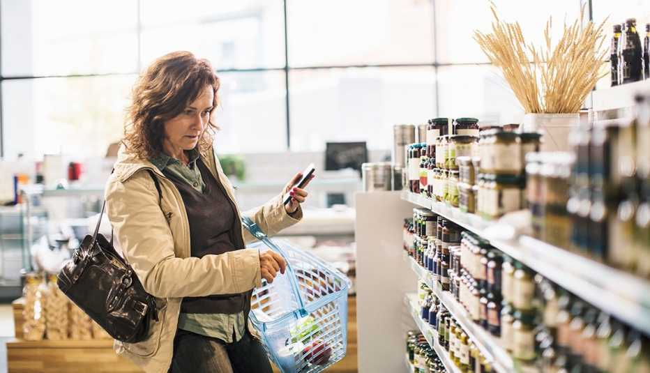 Una mujer comprando vitaminas y otros suplementos.