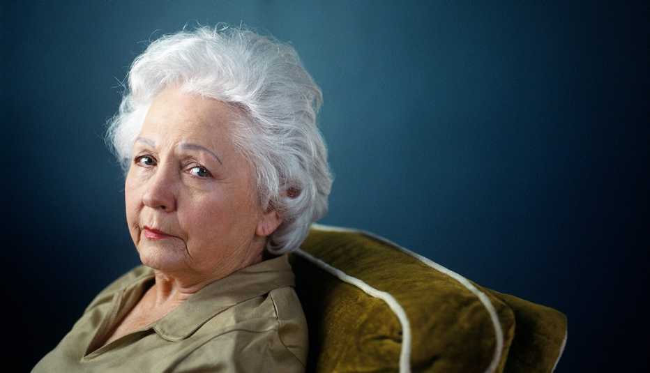 5 verdades sobre la viudez Señora mayor seria viendo hacia la cámara