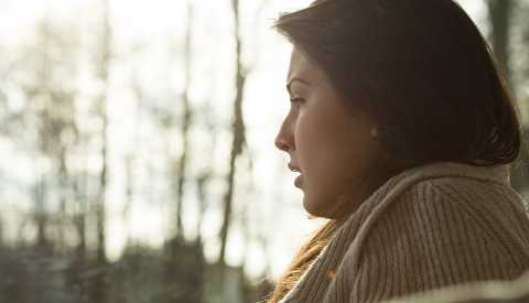 Mujer pensativa con la mirada perdida
