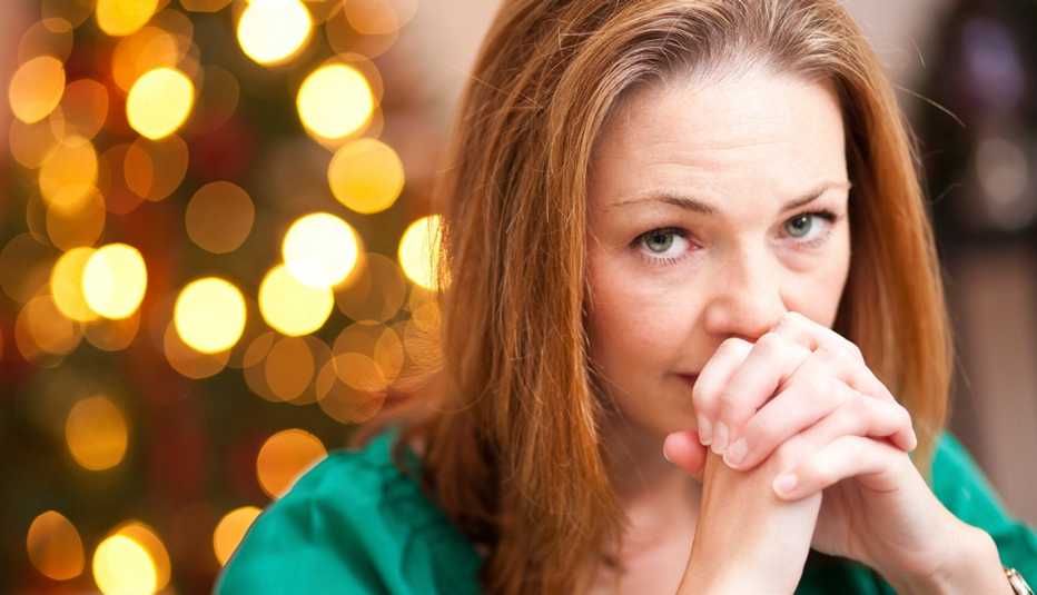 Mujer en actitud pensativa - consejos para los cuidadores durante estas vacaciones
