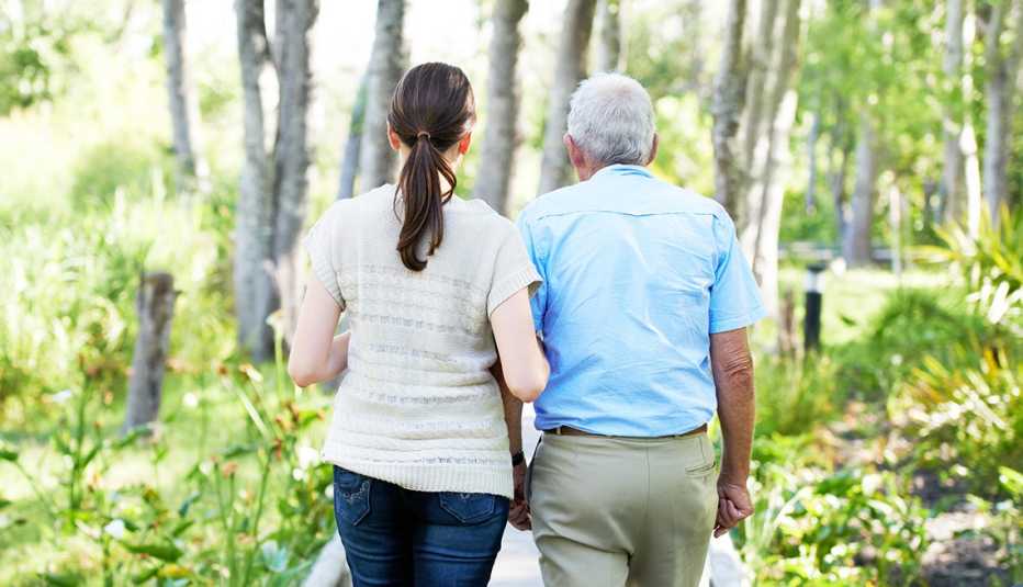 Mujer caminando con un hombre mayor