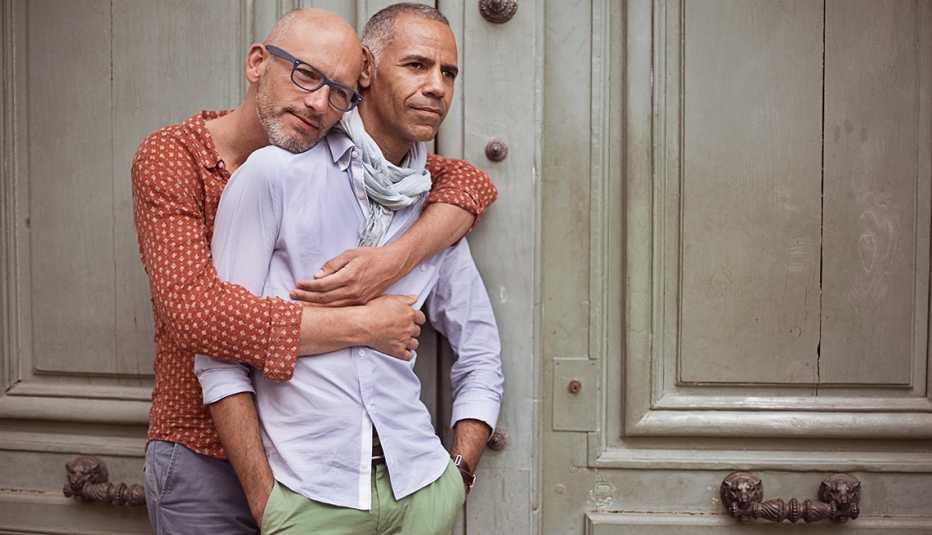 Pareja de hombre homosexuales se abraza