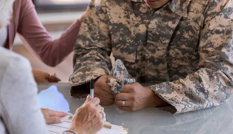 Un médico atiende a un militar