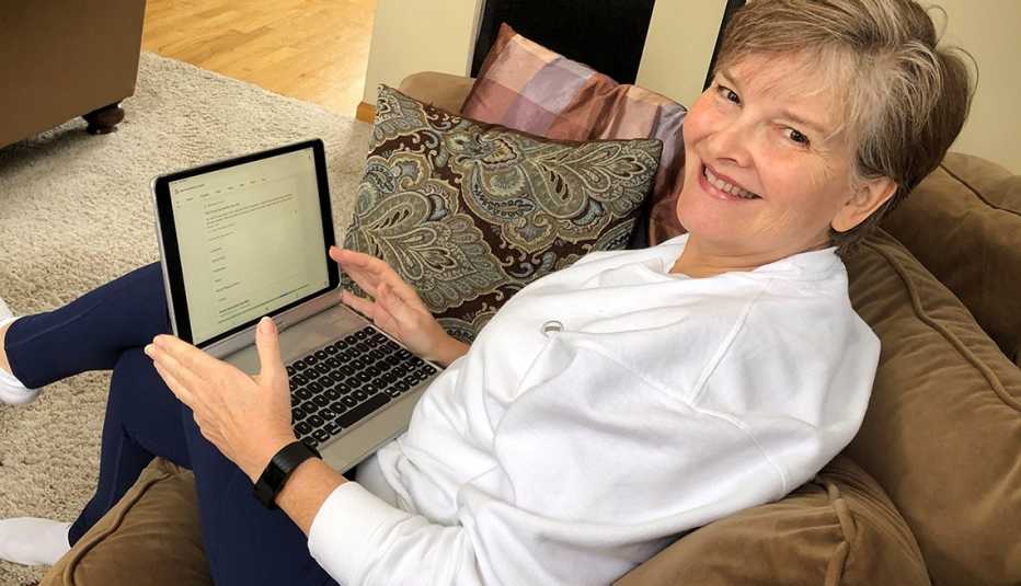 Kirby Feldmann en su computadora. Kirby Feldmann en su computadora.