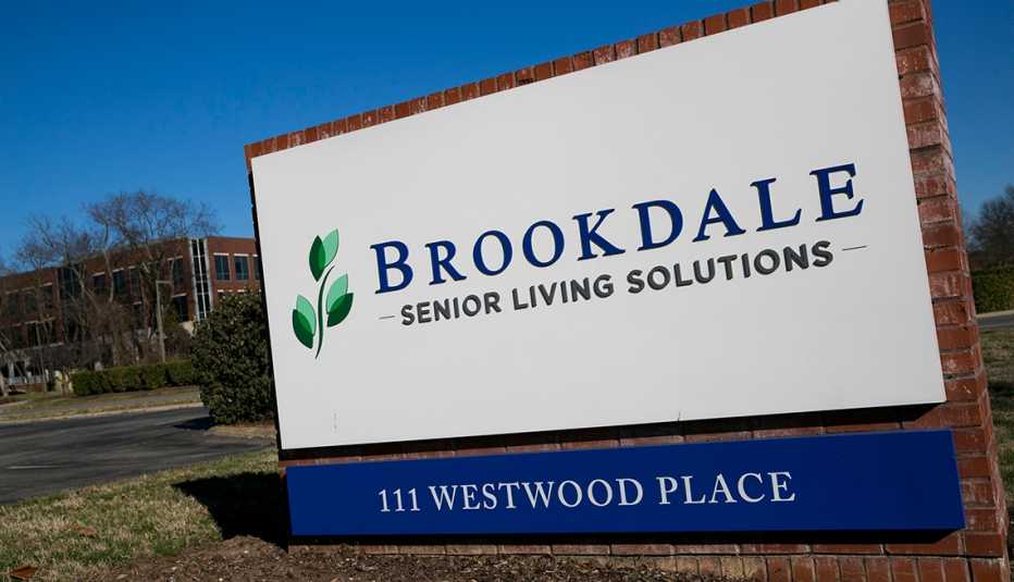 Un letrero con el logotipo fuera de la sede de Brookdale Senior Living en Brentwood, Tennessee, el 4 de febrero de 2017.