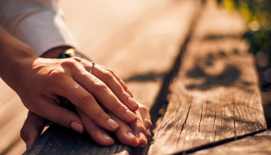 Cuando los cuidadores ya no sienten amor - Pareja sujetada de la mano