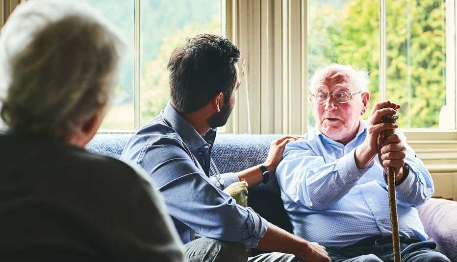Tres personas en una sala conversando