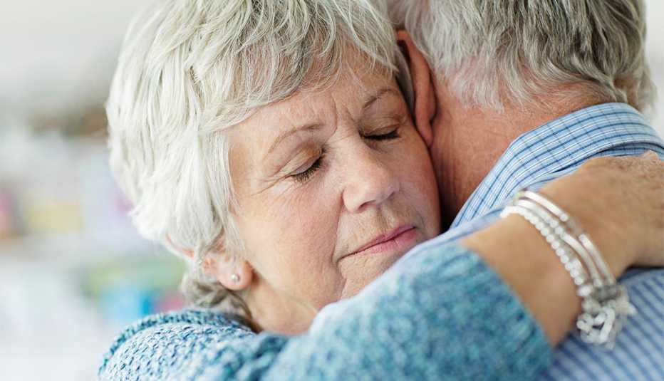 Pareja abrazandose - Cómo hacerle frente paso a paso a una gran pérdida