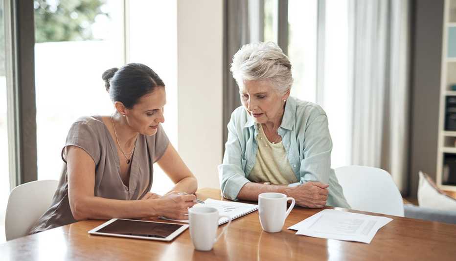 Una mujer haciendo finanzas con su hija.