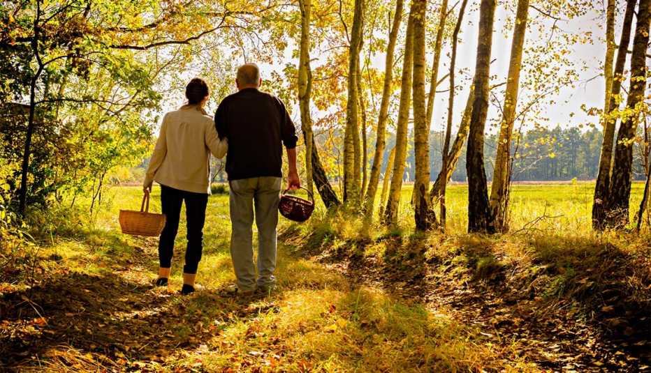 Pareja camina por el bosque - Cuidas de alguien y quieres formular tus propósitos
