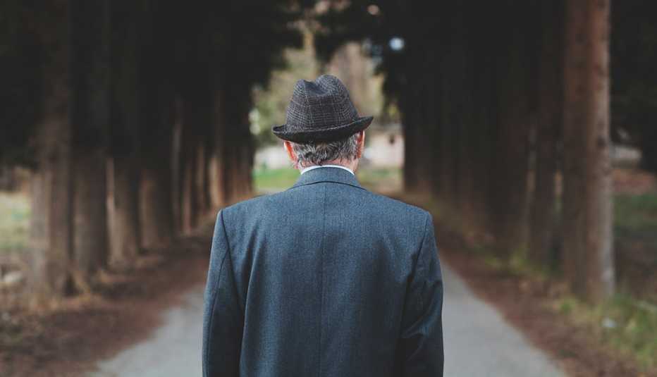 Qué hacer cuando un ser querido se aleja y deambula - Hombre caminando solo Qué hacer cuando un ser querido se aleja y deambula - Hombre caminando solo