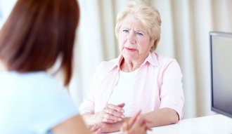 Una mujer consulta un experto en cuidados a largo plazo
