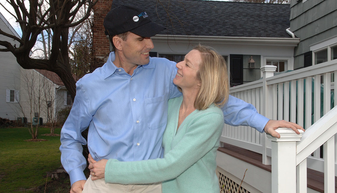 Bob y Lee Woodruff se miran a los ojos sonrientes