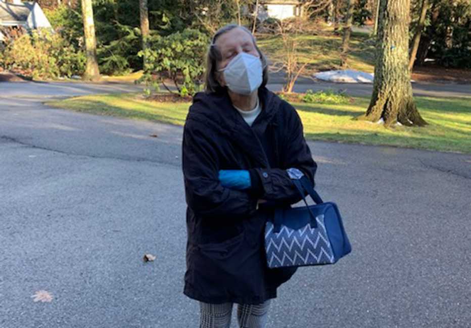 La madre de Lee Woodruff, Terry McConaughy, de 87 años, de pie afuera con una mascarilla tras vacunarse contra la COVID-19. La madre de Lee Woodruff, Terry McConaughy, de 87 años, de pie afuera con una mascarilla tras vacunarse contra la COVID-19.