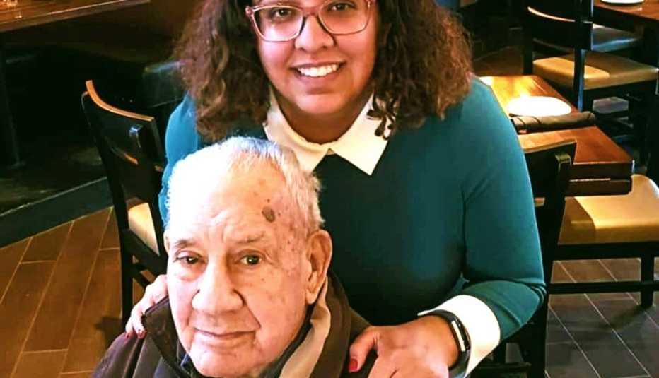 Carmen Cusido junto a su padre Armando Cusido.