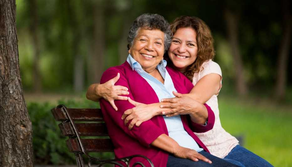Madre e hija adultas abrazadas
