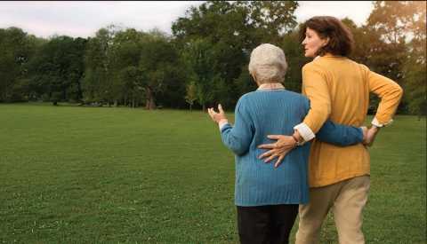 Dos mujeres caminan por un campo Dos mujeres caminan por un campo