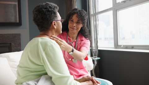 Contratar servicios de cuidados en el hogar - Enfermera atiende a mujer mayor Contratar servicios de cuidados en el hogar - Enfermera atiende a mujer mayor