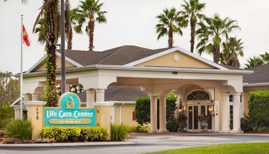 Inspecciona los hogares de ancianos como un profesional - Entrada a un hogar de ancianos