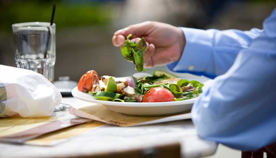 Hombre comiendo una ensalada