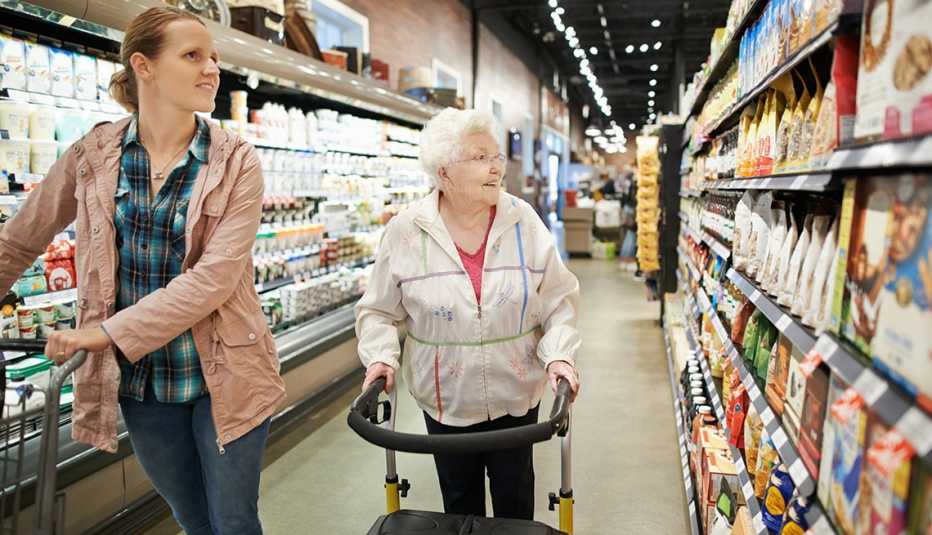 Dos mujeres en una tienda de víveres