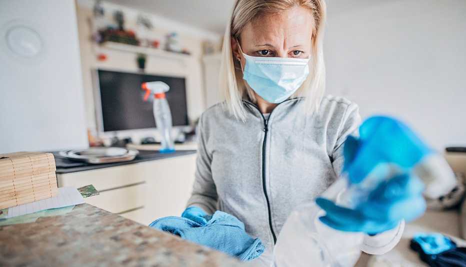 Una mujer limpiando una habitación