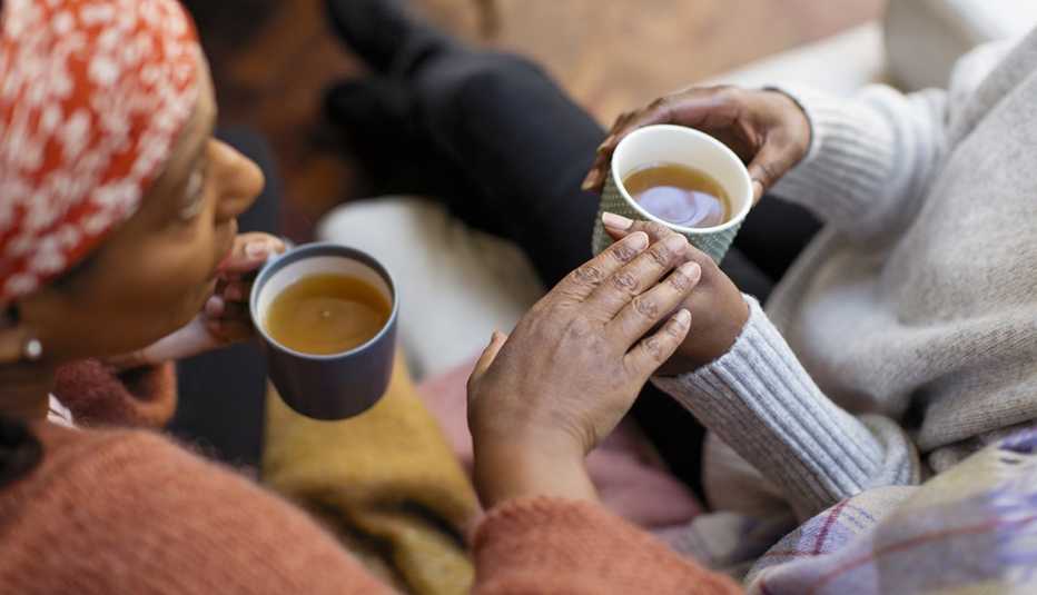 Dos mujeres conversan mientras toman un café