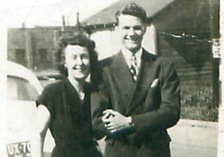 La pareja se casó pocos meses después de conocerse. Aquí están en Ohio, a fines de la primavera de 1947, poco antes de su boda. La pareja se casó pocos meses después de conocerse. Aquí están en Ohio, a fines de la primavera de 1947, poco antes de su boda.